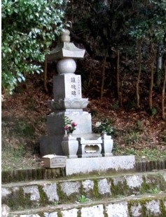 爆発事故で亡くなった兵士の慰霊碑